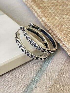 925 sterling silver 1 inch hoops!! 
S I L V E R